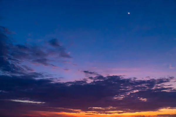 Niebo Świeciło Kolorem Zmierzchu Chmurami Zabarwionymi Kolorami Wschód Słońca Zachód — Zdjęcie stockowe
