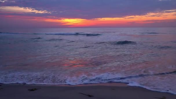 Kolorowy Krajobraz Plaży Wschodu Słońca Chmurami Falami Naturalny Krajobraz Morski — Wideo stockowe