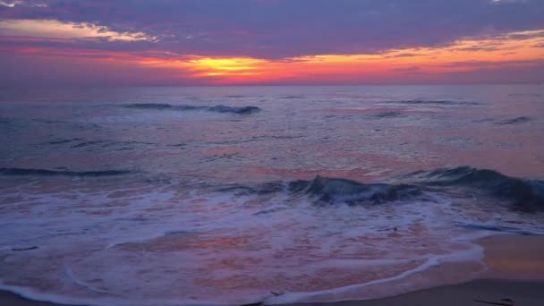 Zpomalený Pohyb Plážové Krajiny Úsvitu Plný Krásných Barev Barevnou Oblačnou — Stock video
