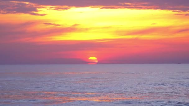 Пейзаж Морі Сході Сонця Над Горизонтом Небо Яскраве Хмарами Світанку — стокове відео