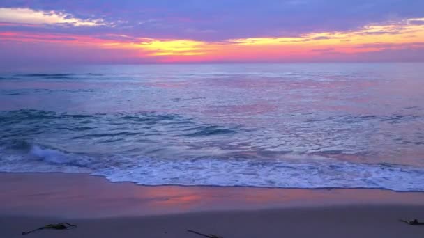 Piękny Kolorowy Krajobraz Plaży Wschodu Słońca Kolorowym Zachmurzonym Niebem Falami — Wideo stockowe