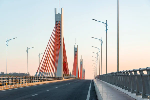 Kablolu Köprüde Geniş Açı Manzarası Sabahları Yumuşak Işıkla Kırmızı Kablolar — Stok fotoğraf