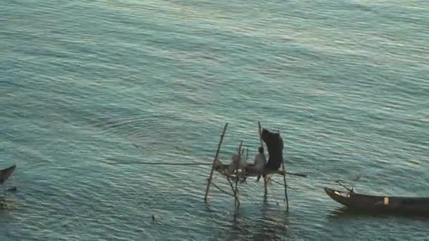 Rybář Sedí Aby Zatáhl Síť Chytil Gianinu Rybu Své Malé — Stock video