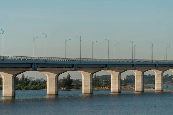Une Section Long Pont Avec Grandes Jetées Sur Rivière Avec — Photo