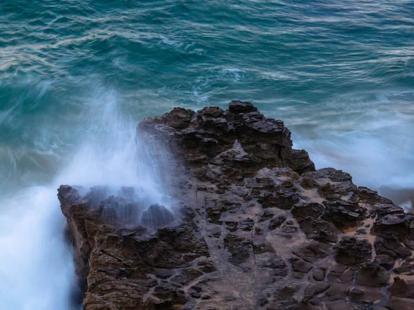 澳大利亚新南威尔士州中部海岸北艾佛海滩的岩石平台上方的空中日出海景 — 图库照片