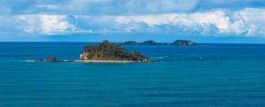 Eurobadalla Shire, NSW, Avustralya 'daki Hanging Rock' taki Batemans Körfezi 'nin gündüz hava görüntüleri..