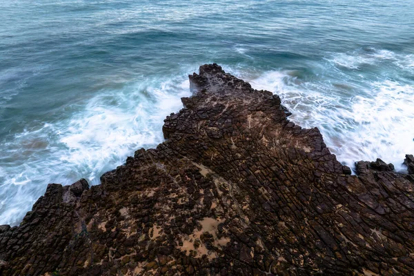 澳大利亚新南威尔士州中部海岸北艾佛海滩的岩石平台上方的空中日出海景 — 图库照片