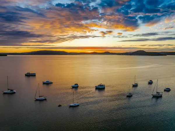 Sonnenaufgang Über Brisbane Water Mit Wolken Und Booten Bei Koolewong — Stockfoto