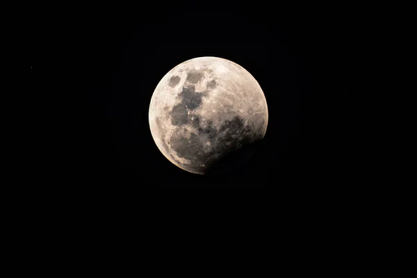 Úplné Zatmění Začíná Když Úplněk Přesune Stínu Země Krvavý Měsíc — Stock fotografie