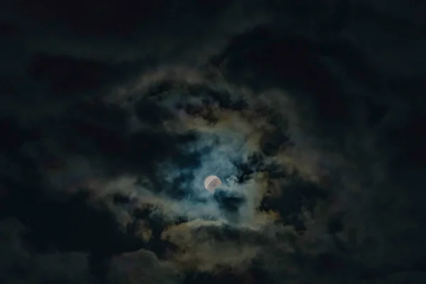 Полное Затмение Полной Луны Прерывается Облачным Покровом Фотография Сделана Macmasters — стоковое фото