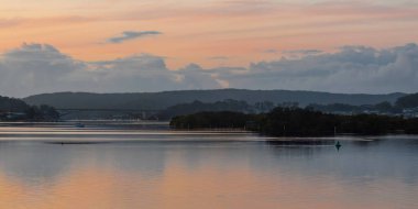 Orta Sahildeki Woy Woy rıhtımında, NSW, Avustralya 'daki hava gündoğumu su manzarası..
