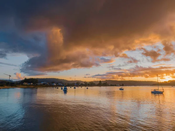 澳大利亚新南威尔士州中部海岸Ettalong海滩海峡上空的雨云和日出 — 图库照片