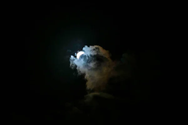 満月が月と血の月の皆既日食の間 雲の中に隠れています オーストラリア ニューサウスウェールズ州のMacmaster Beachで撮影 — ストック写真