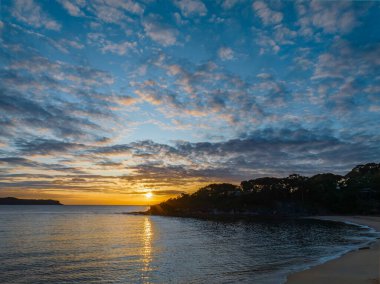 Gündoğumu, deniz ve bulutlar Pearl Beach 'ten Central Coast, NSW, Avustralya.