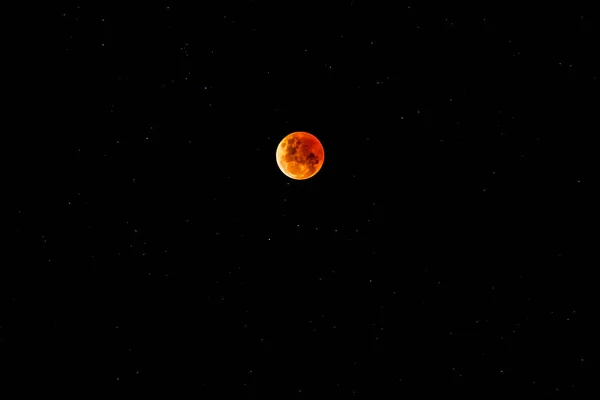 月全食 Total Moon Eclipse 接近最大月全食 Maximum Eclipse 到达月球最接近阴影中心的地方 在澳大利亚新南威尔士州麦克马斯特海滩拍摄 — 图库照片