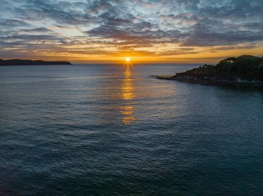 Gündoğumu, deniz ve bulutlar Pearl Beach 'ten Central Coast, NSW, Avustralya.