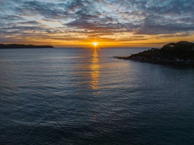 Gündoğumu, deniz ve bulutlar Pearl Beach 'ten Central Coast, NSW, Avustralya.