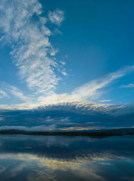 Воздушно Восходящий Водный Ландшафт Дождевыми Облаками Туманом Отражениями Вай Вае — стоковое фото