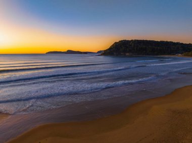 Sahil kenarında gün doğumu Orta Sahildeki Umina Sahili 'nde açık gökyüzü, NSW, Avustralya.