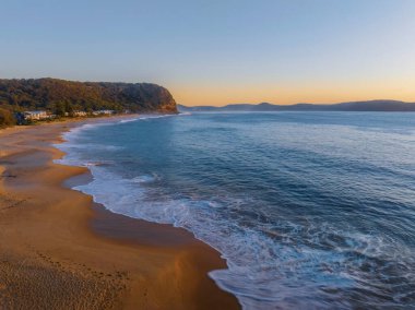 Denizin üzerinde gün doğumu Pearl Beach 'ten Orta Sahilde, NSW, Avustralya.