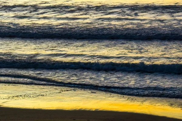 澳大利亚新南威尔士州中部海岸的Umina海滩 大海在日出阳光下相遇海滩 — 图库照片