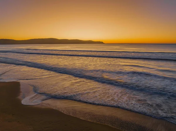 オーストラリア ニューサウスウェールズ州中央海岸のUmina Beachで澄んだ空で海辺の日の出 — ストック写真