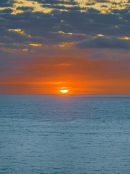 Воздушный Восход Солнца Берегу Моря Средними Облаками Развевающимися Небу Пляже — стоковое фото