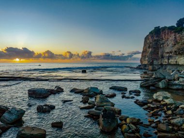 Central Coast, NSW, Avustralya 'daki Terrigal' da The Skillion üzerinde hava gündoğumu deniz manzarası.