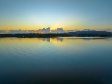 Orta Sahildeki Woy Woy rıhtımında, NSW, Avustralya 'daki hava gündoğumu su manzarası..
