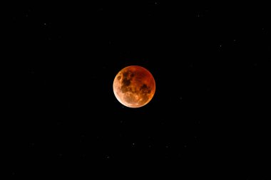Toplam Ay tutulması ve Dünya atmosferinin Ay 'a çarpması ya da kırılması sonucu oluşan Kanlı Ay. MacMasters Sahili, NSW, Austra 'da çekildi.