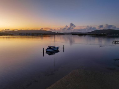 Orta Sahildeki Woy Woy rıhtımında, NSW, Avustralya 'daki hava gündoğumu su manzarası..