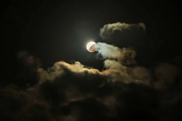 Облака Движутся Мимо Полнолуния Время Полного Затмения Луны Кровавой Луны — стоковое фото