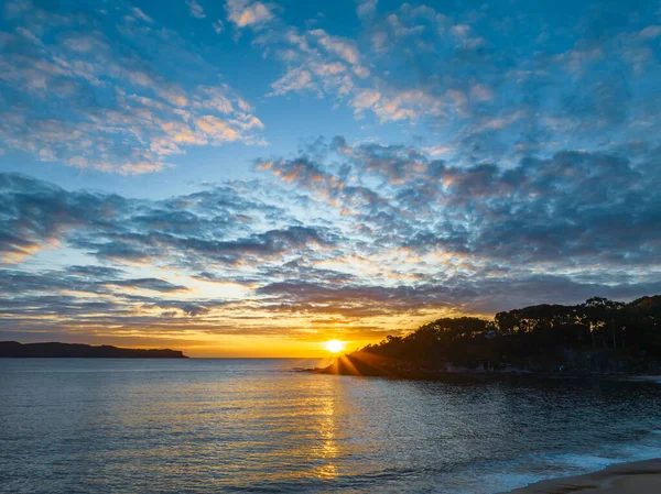 Gündoğumu, deniz ve bulutlar Pearl Beach 'ten Central Coast, NSW, Avustralya.