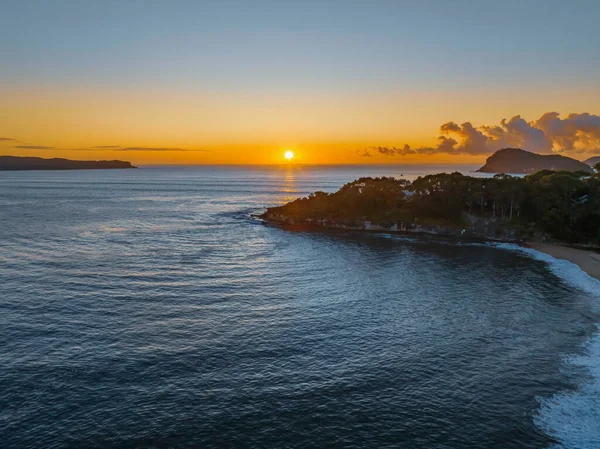 オーストラリア ニューサウスウェールズ州中央海岸のパールビーチから海の上の日の出 — ストック写真