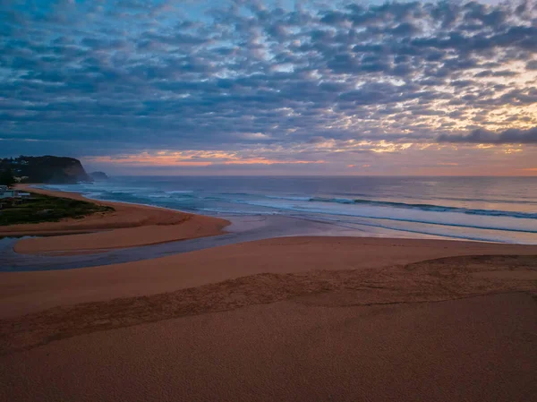 澳大利亚新南威尔士州中部海岸的阿沃卡海滩 空中日出 中等云彩在天空中飘扬 — 图库照片