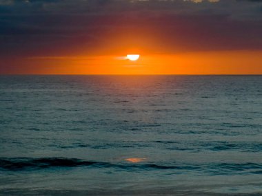 Orta büyüklükteki bulutlarla birlikte deniz kıyısında hava gündoğumu Orta Sahildeki Avoca Sahili 'nde, NSW, Avustralya.