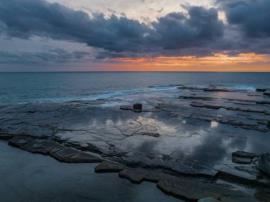 Terrigal, NSW, Avustralya 'daki The Skillion' da bulutlu hava gündoğumu deniz manzarası.