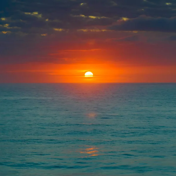 Εναέρια Ανατολή Του Ηλίου Στην Παραλία Ήλιο Αυξάνεται Στον Ορίζοντα — Φωτογραφία Αρχείου