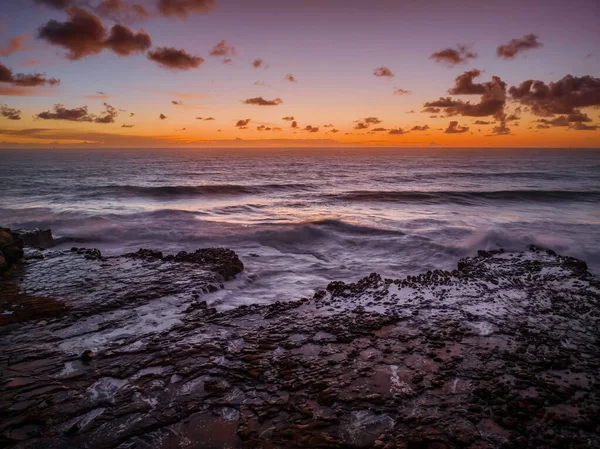 澳大利亚新南威尔士州北爱发海滩的黎明海景 有云彩 岩石平台 大浪和丰富的氛围 — 图库照片