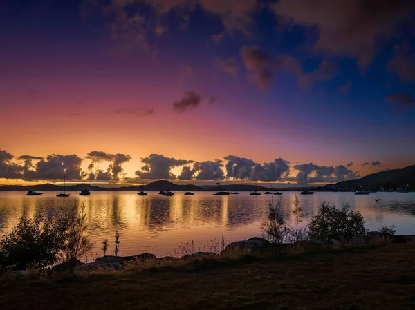 Sonnenaufgang Wolken Und Bootsreflexe Auf Dem Brisbane Water Bei Koolewong — Stockfoto