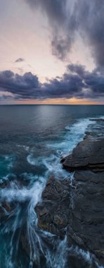 Terrigal, NSW, Avustralya 'daki The Skillion' da bulutlu hava gündoğumu deniz manzarası.