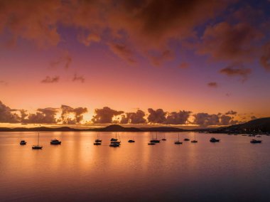Gündoğumu, bulutlar ve tekne yansımaları Brisbane 'de Koolewong' da ve Tascott 'ta merkez sahilde, NSW, Avustralya.