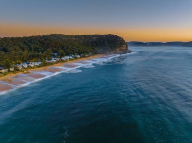 Denizin üzerinde gün doğumu Pearl Beach 'ten Orta Sahilde, NSW, Avustralya.