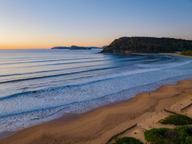 Sahil kenarında gün doğumu Orta Sahildeki Umina Sahili 'nde açık gökyüzü, NSW, Avustralya.
