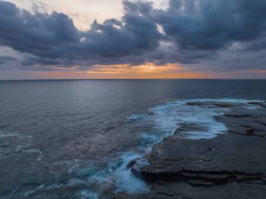 Terrigal, NSW, Avustralya 'daki The Skillion' da bulutlu hava gündoğumu deniz manzarası.