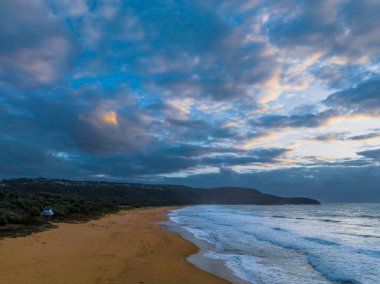 Central Coast, NSW, Avustralya 'daki Killcare Sahili' nde bulutlu hava gündoğumu deniz manzarası.