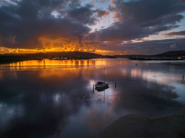 Orta Sahildeki Woy Woy, NSW, Avustralya 'da güneşin doğuşunu kaplayan bir bulut..