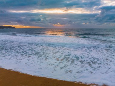 Central Coast, NSW, Avustralya 'daki Killcare Sahili' nde bulutlu hava gündoğumu deniz manzarası.