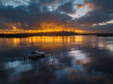 Orta Sahildeki Woy Woy, NSW, Avustralya 'da güneşin doğuşunu kaplayan bir bulut..