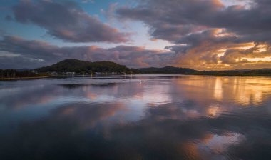 Orta Sahildeki Woy Woy, NSW, Avustralya 'da gündoğumu manzarasını kaplayan bir bulut..